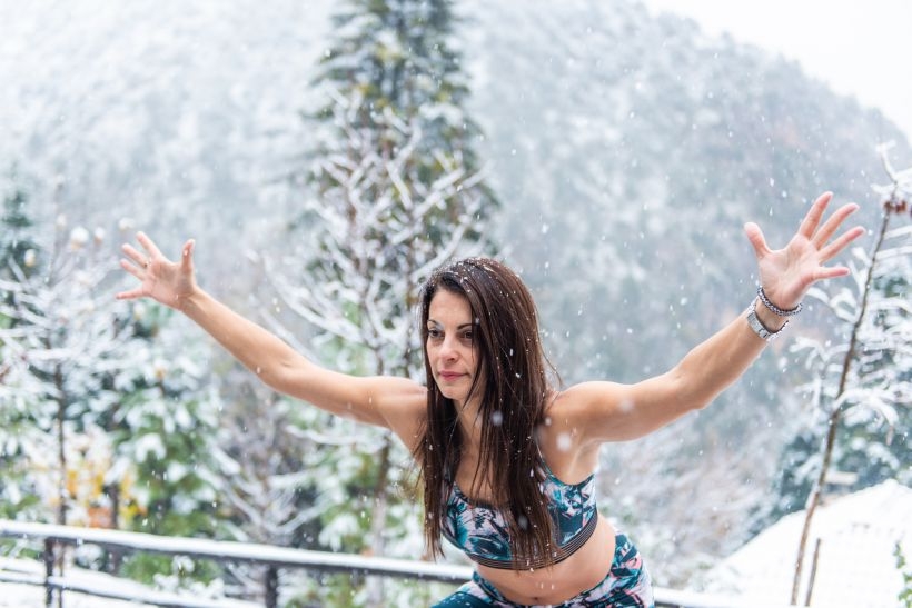 Ένα Εντυπωσιακό Yoga Retreat στη Χιονισμένη Ελλάδα